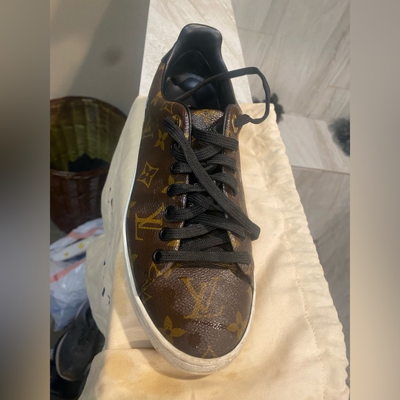 Selling Louis Vuitton shoes - Picture 1 of 5